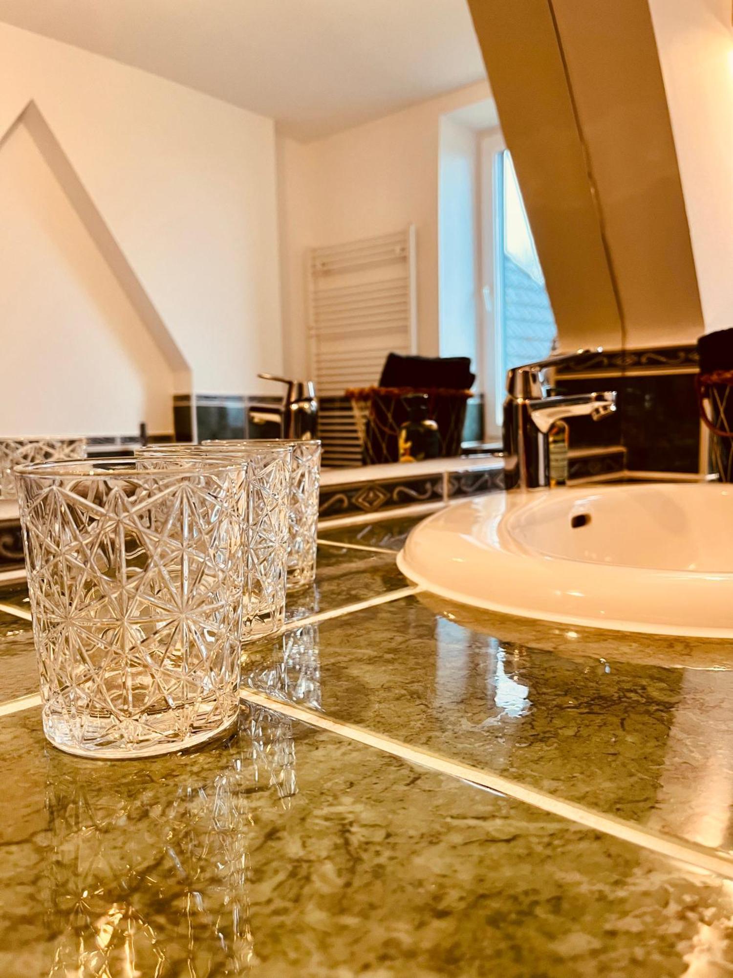 B E D & A G E D E S I G N -Extra Large- Wunderschoene Komplette Wohnung Mit Viel Platz & 4 Schlafzimmer B E D & A G E D E S I G N -Small- Wunderschoenes Zimmer Mit Bad Rechnungserstellung Fuer Geschaeftsreisende & Firmen Hünxe المظهر الخارجي الصورة