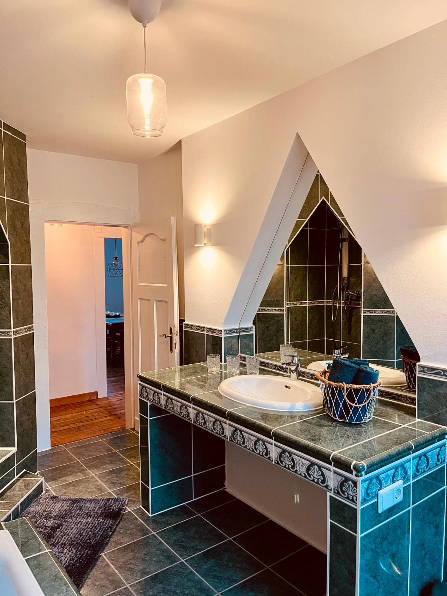 B E D & A G E D E S I G N -Extra Large- Wunderschoene Komplette Wohnung Mit Viel Platz & 4 Schlafzimmer B E D & A G E D E S I G N -Small- Wunderschoenes Zimmer Mit Bad Rechnungserstellung Fuer Geschaeftsreisende & Firmen Hünxe المظهر الخارجي الصورة